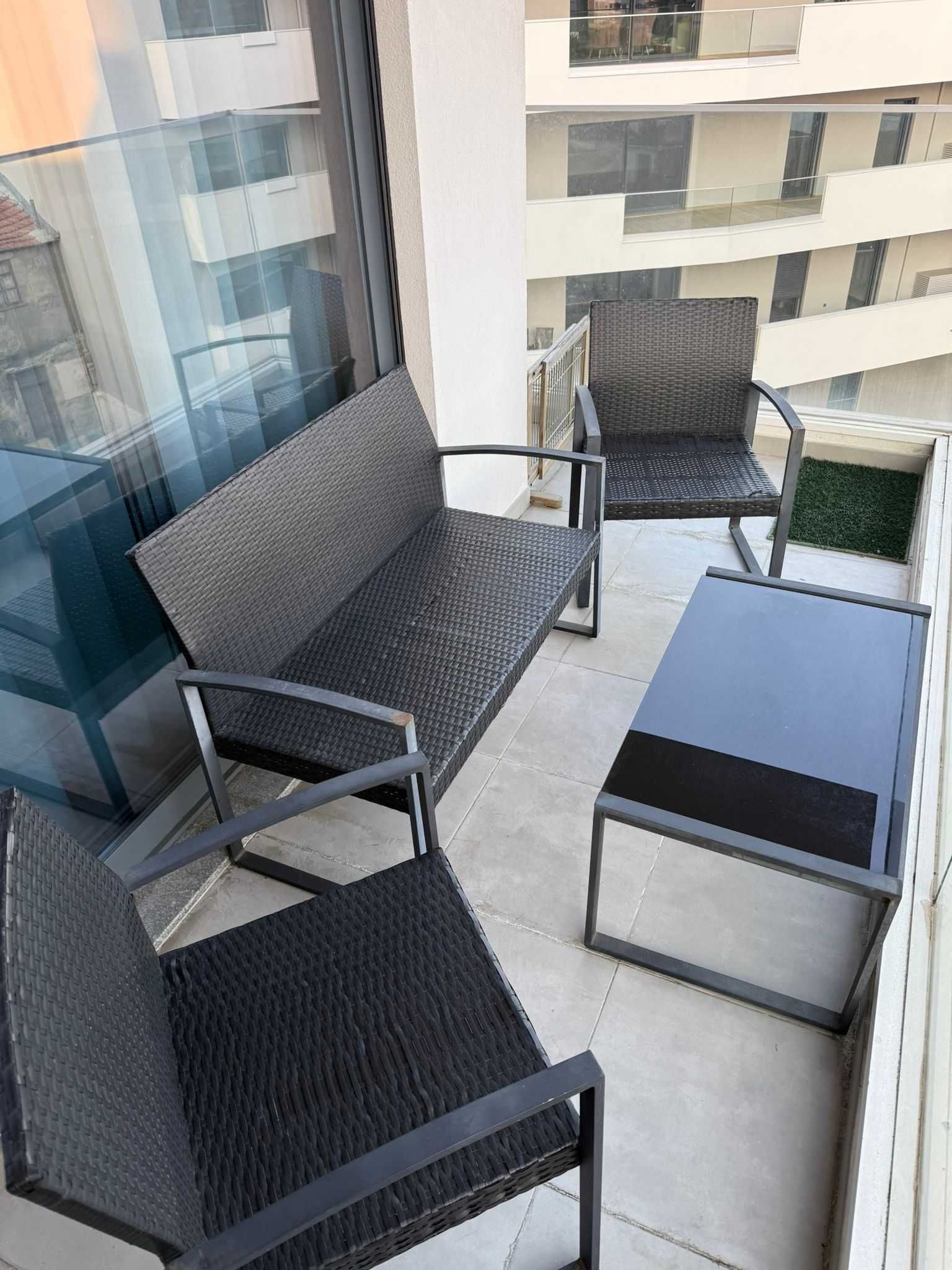 Cadeiras e mesa de exterior (varandas/jardim)