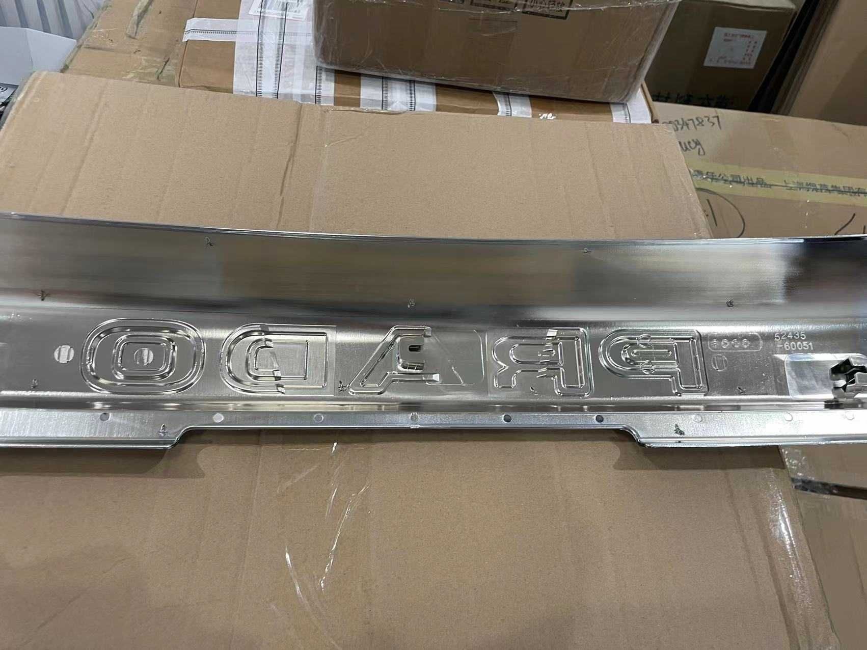 Хром накладка на губу переднего бампера с логотипом (PRADO) Toyota 120