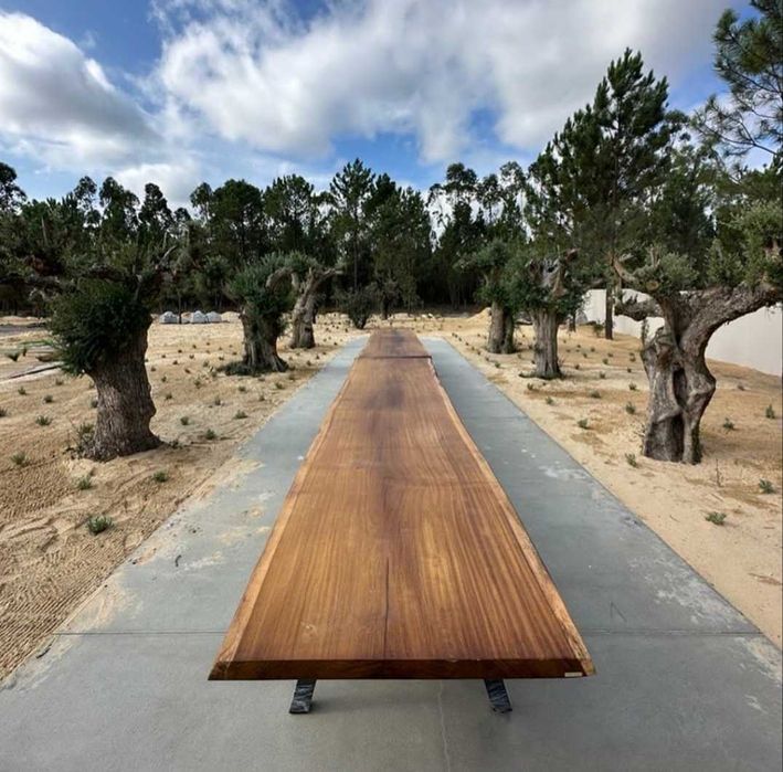 Mesa em madeira exótica em prancha única.Solid wood tables