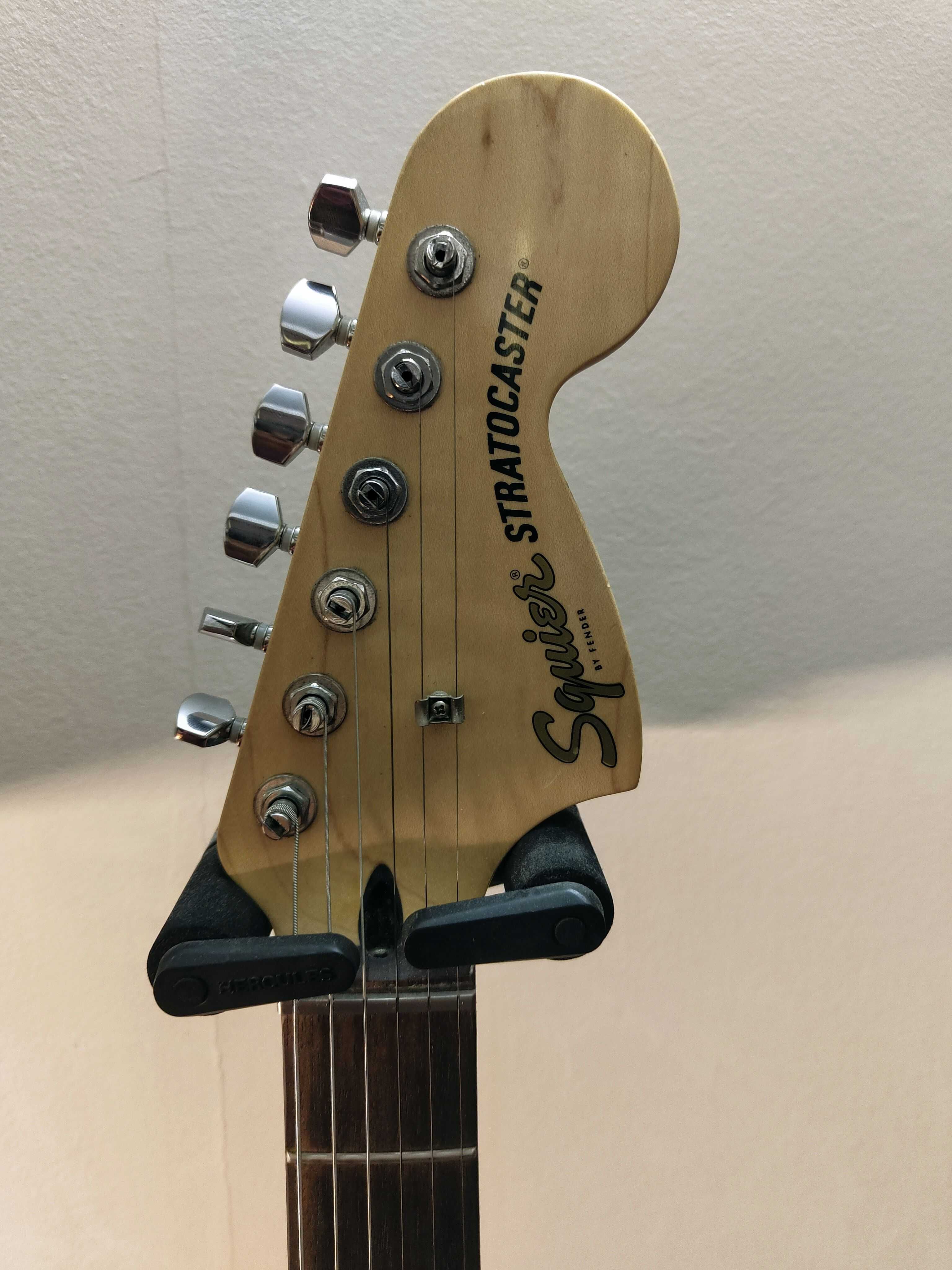 Guitarra elétrica squier com pickguard modificado