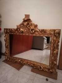 Moldura dourada de espelho entalhada à mão