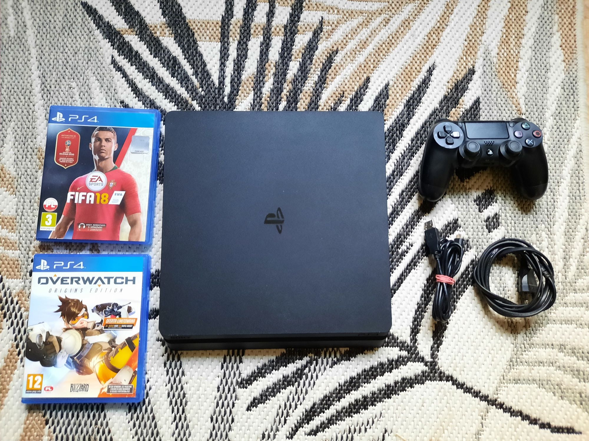 Konsola Sony PlayStation PS4 slim  pad, kable, gry