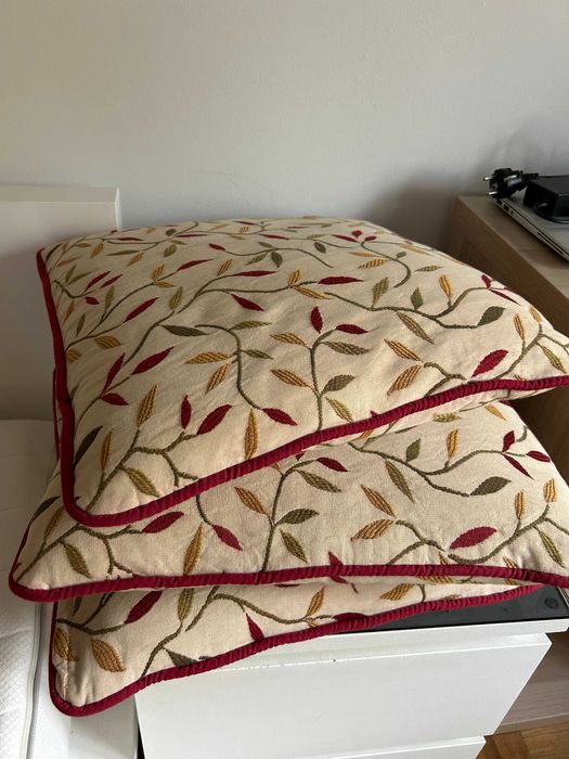 Vendo conjunto de cortinas e almofadas vintage com padrão