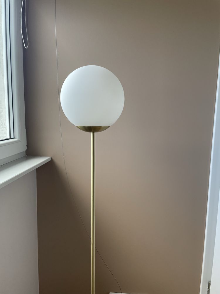 Lampka podłogowa