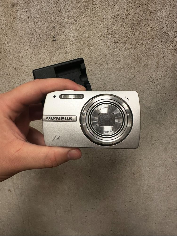 Olympus µ[mju:] 820 +1GB+stacja dokująca mały aparat cyfrowy jak ixus