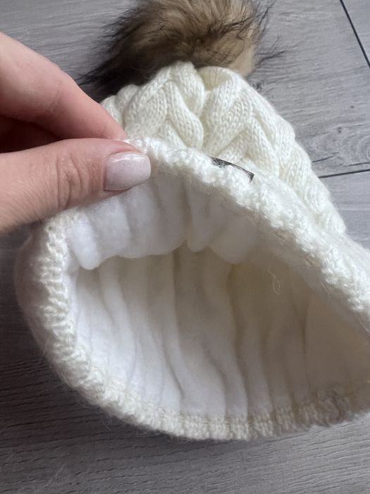 Шапка біла з бомбоном вʼязана