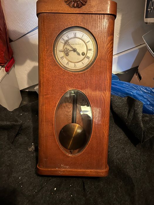 Zegar wiszący skrzynkowy