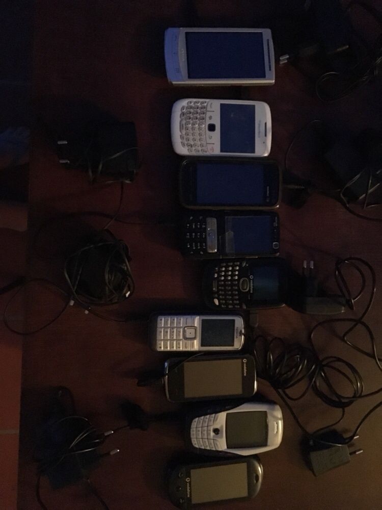 Caixa com varios telemoveis e outros