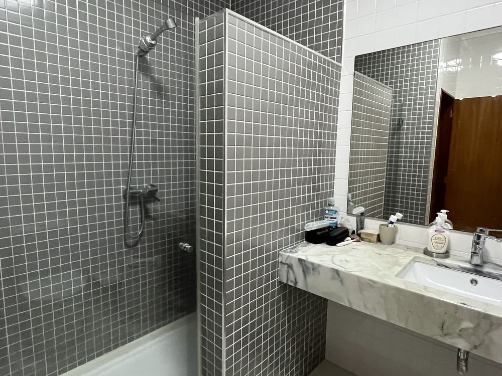 Quarto com varanda no centro ambiente tranquilo