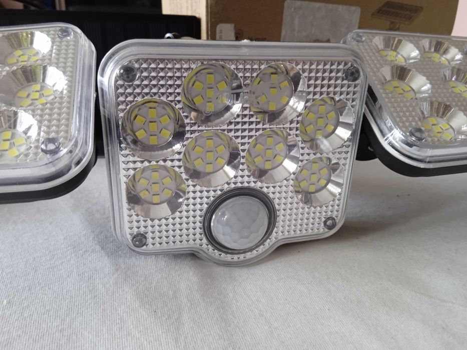 Вуличний світильник LED на сонячній панелі, з датчиком руху.