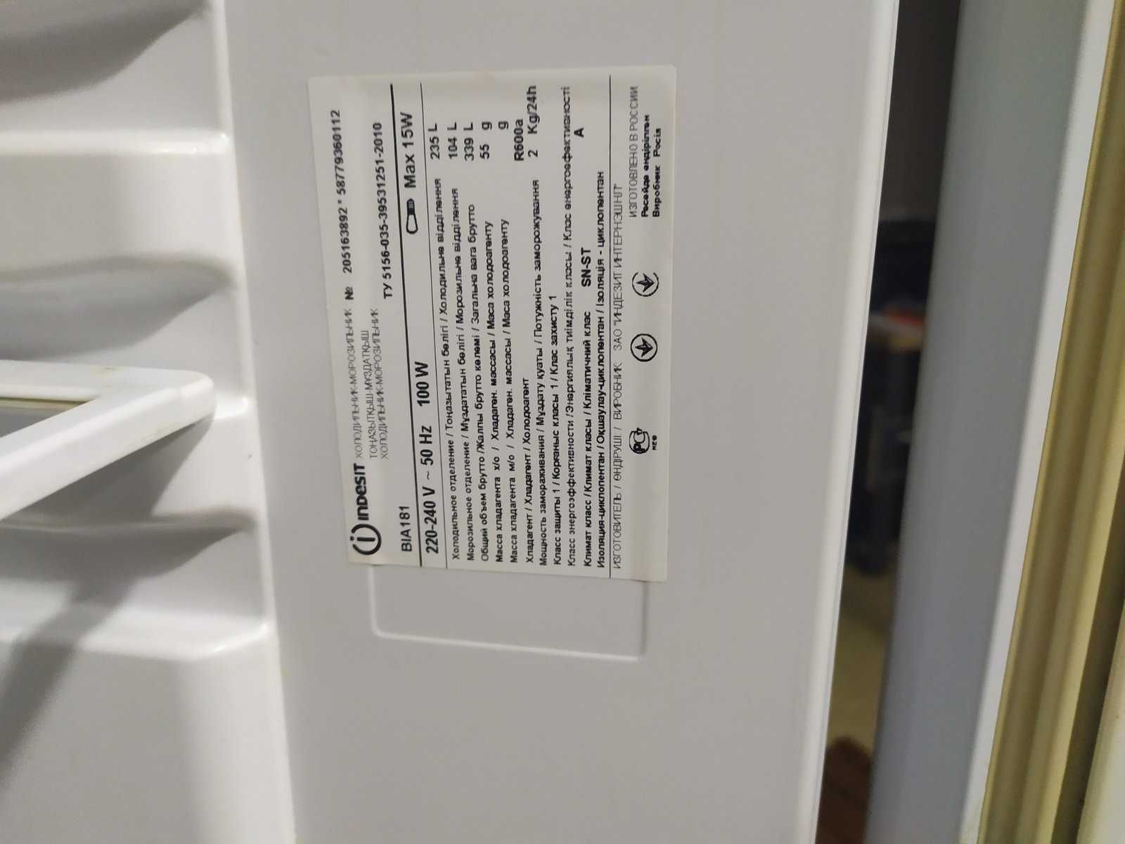 двухкамерный холодильник  Indesit BIA 181