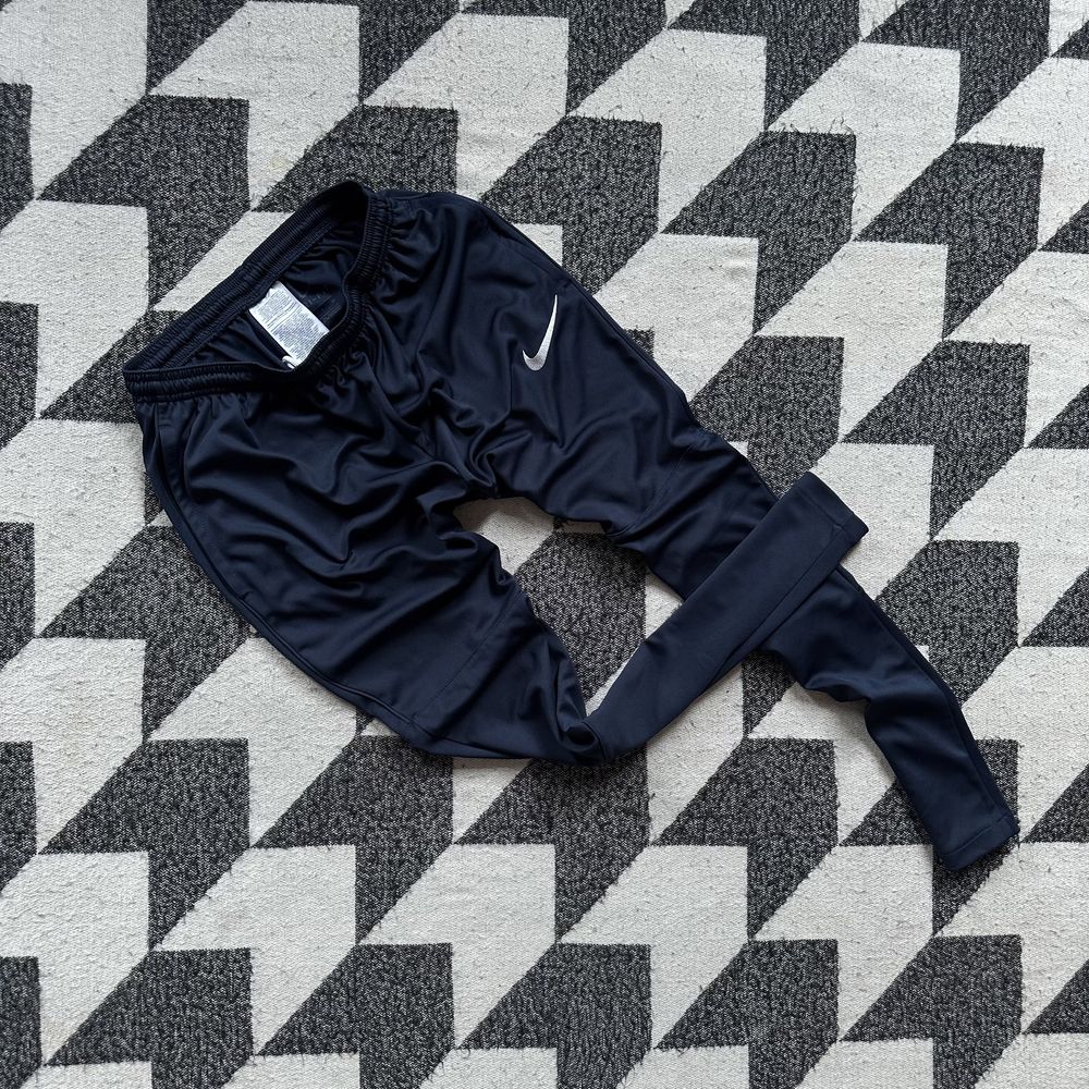 Нові спортивні штани Nike Dri-Fit S 2021
