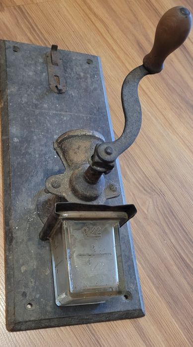 Stary młynek do mielenia kawy na ścianę