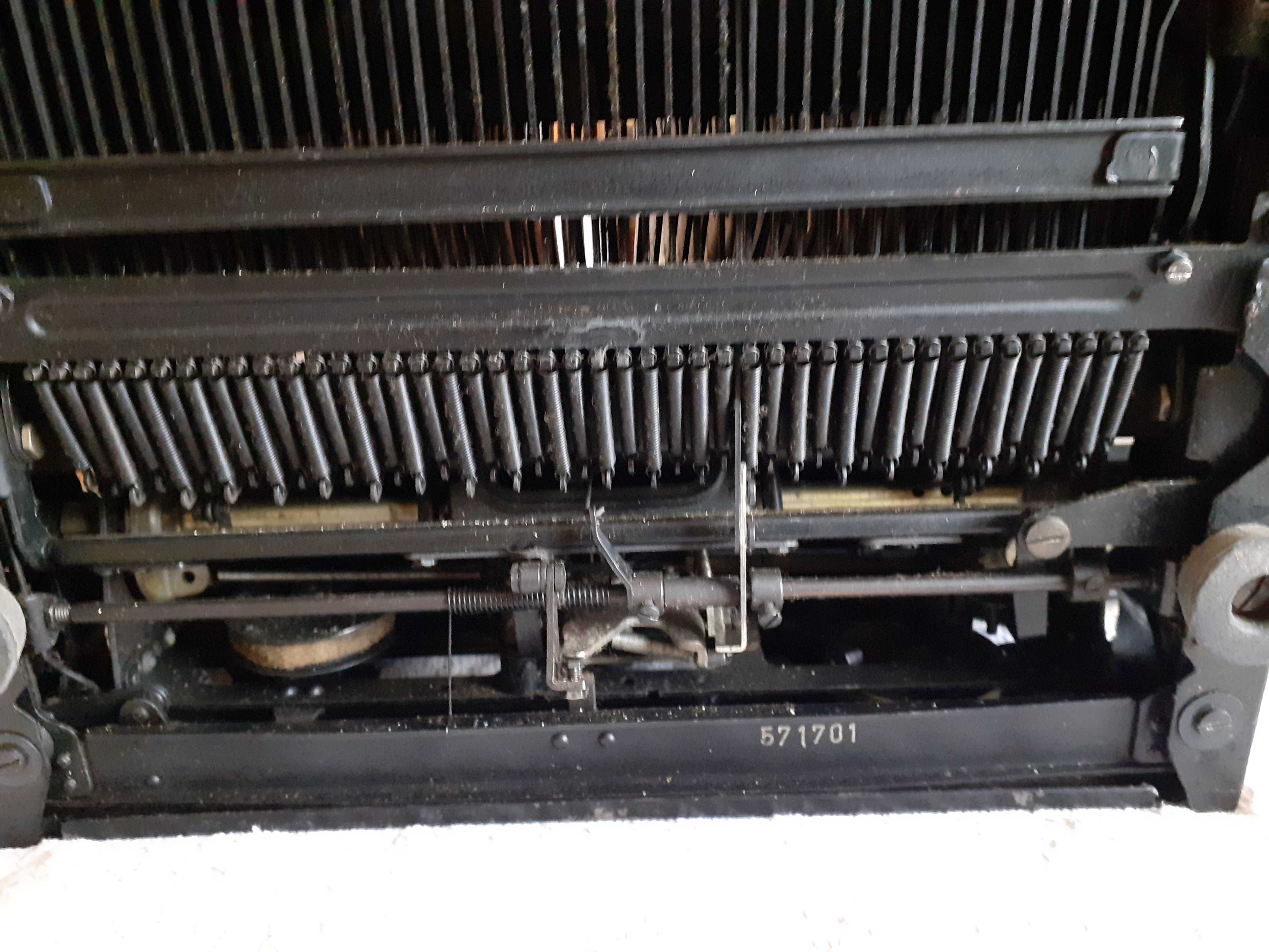 Stara maszyna do pisania Olympia- Progress -.Niemcy