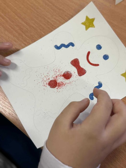 Świąteczne warsztaty malowania piaskiem dla klas 1-3 i przedszkola