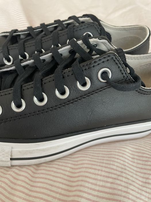 Chuck Taylor All Star com plataforma. Tecido pele.