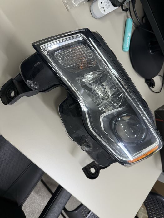Lampa lampy przód Jeep Grand Cherokee WK2 lift. Prawa i lewa USA.