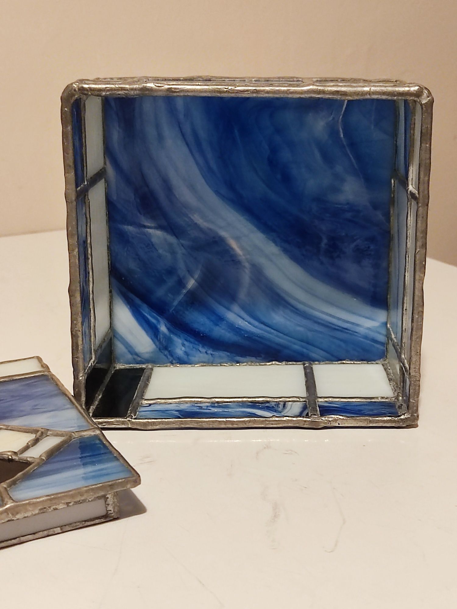 Witrażowa szkatułka, ręcznie wykonane szklane pudełko.