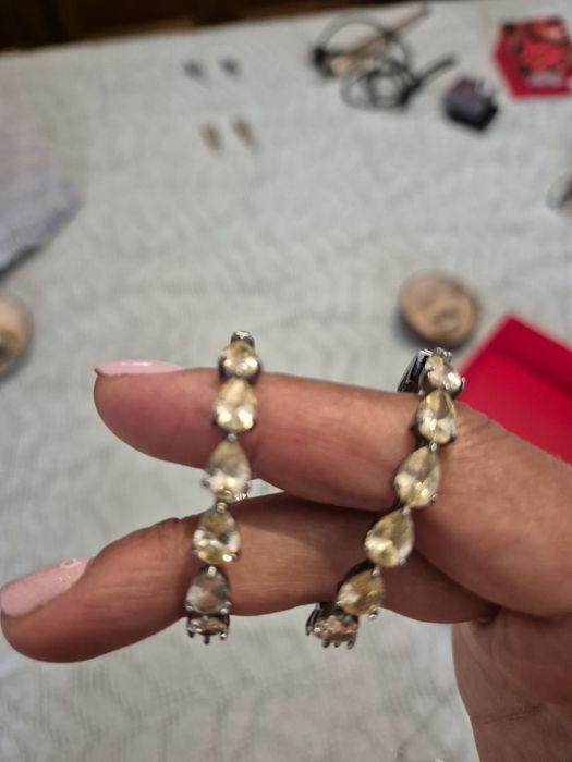 Brincos com pedras verde claro