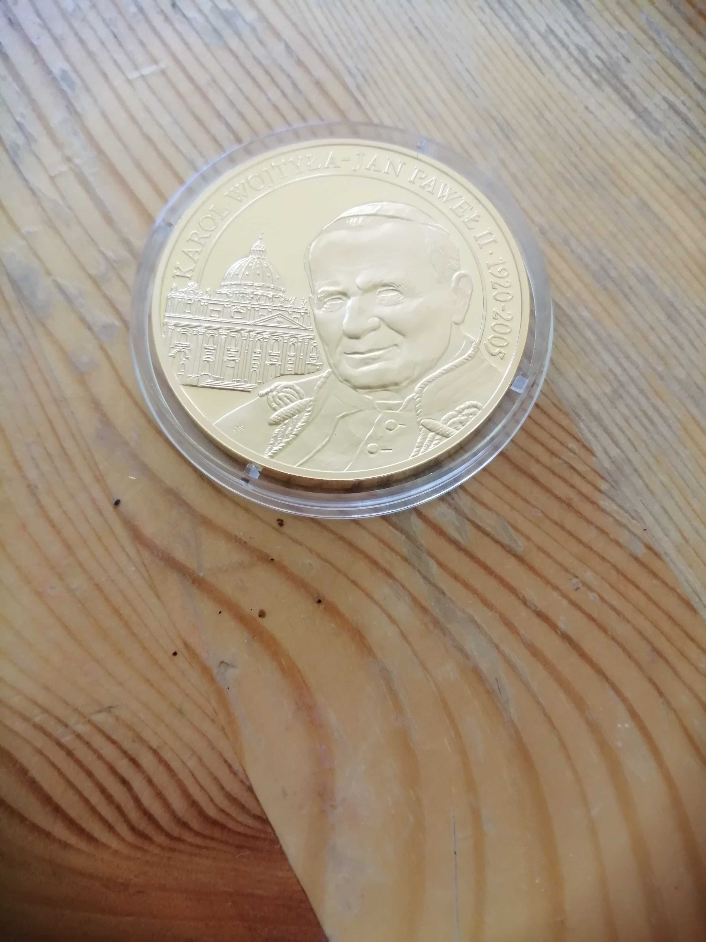 Moneta w kapslu.