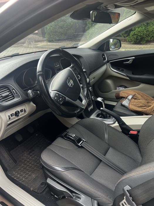 Volvo V40 Cross Country D2 Momentum 5d, bogato wyposażone, zadbane