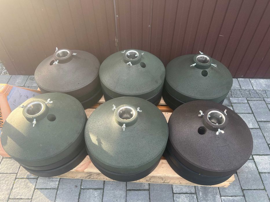 Stojak pod choinkę gumowy 15 kg – z pojemnikiem na wodę i śrubami mont