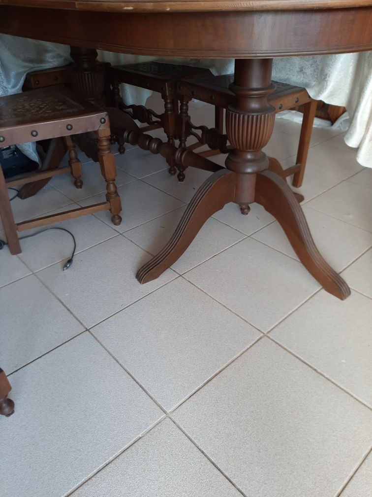 Mesa e armário em madeira maciça trabalhada