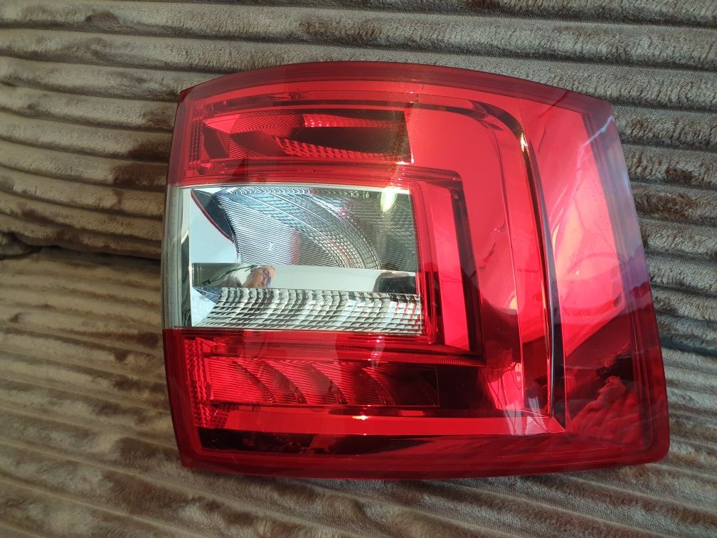 Lampa Tylna Lewa Skoda Octavia  Kombi 5E9.945.111.B