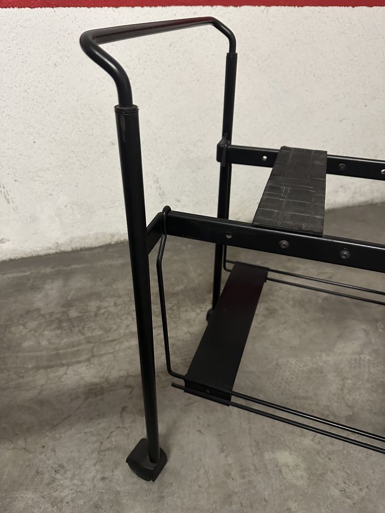 Trolley de TV da marca italiana Zanotta - design