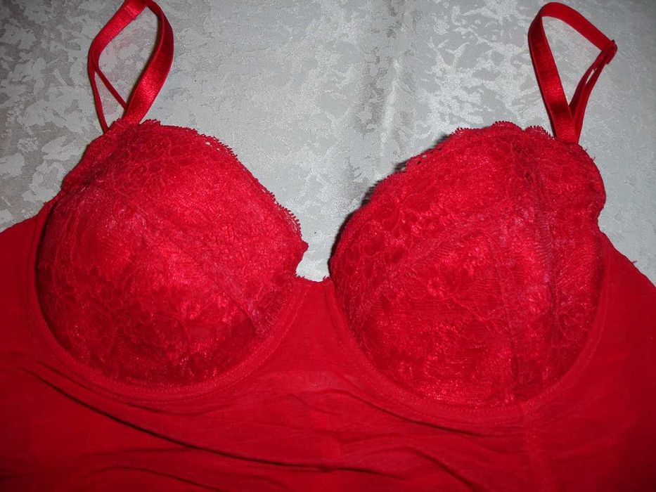 ПЕНЬЮАР червоний мереживний бренду La SENZA. Розмір 14 C/D.