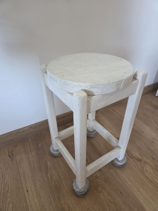 Biały drewniany taboret stolik PRL loft