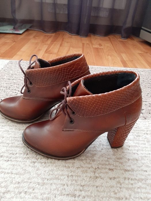 Кожані весняні ботинки.