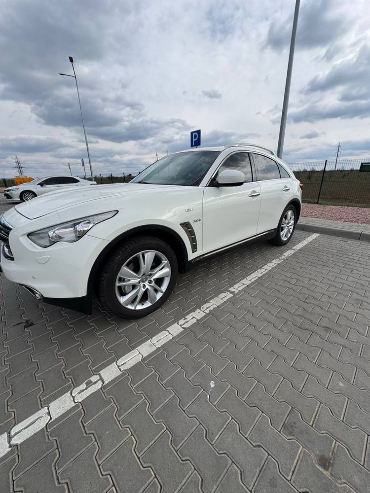 Infinity QX-70 Автомобіль