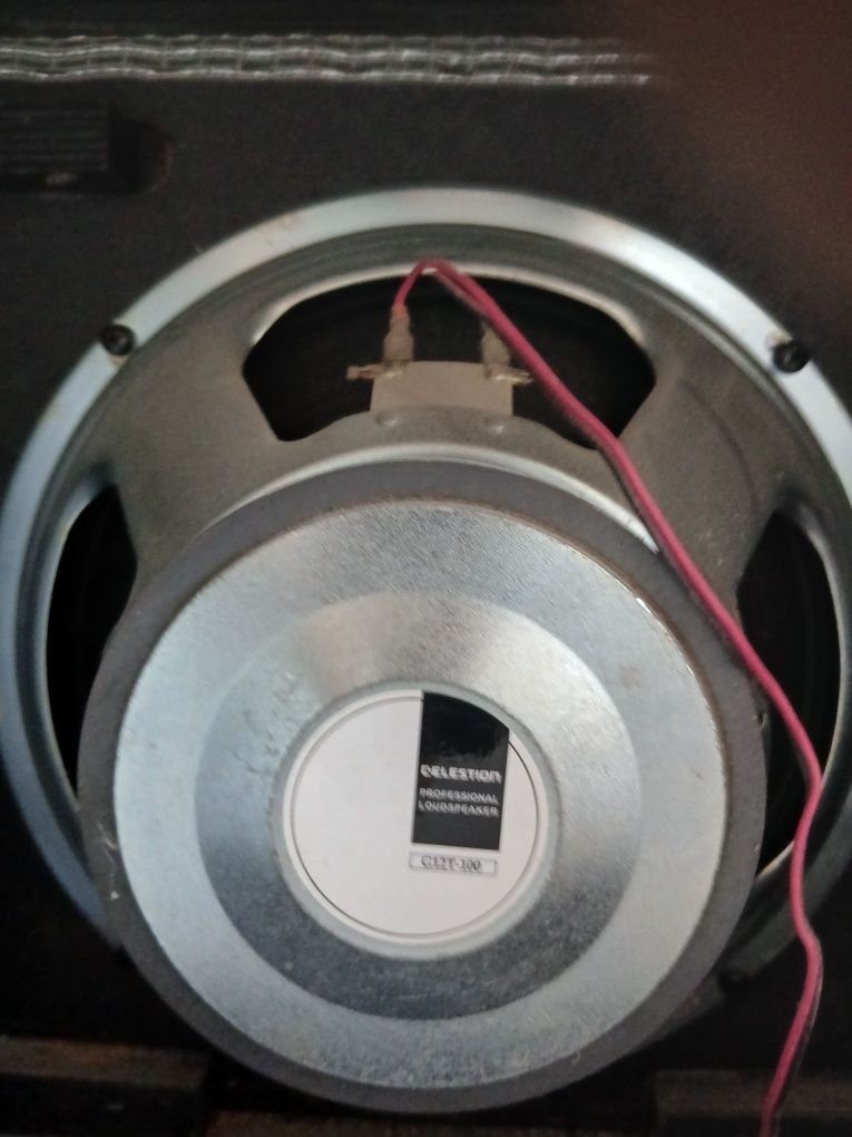 Coluna Fender com speaker celestion.