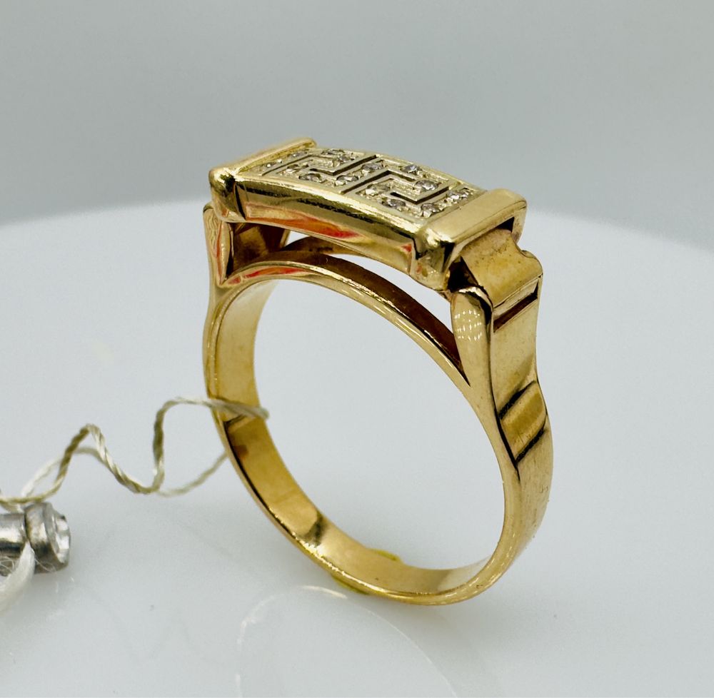 Кольцо золотое с цирконами 585