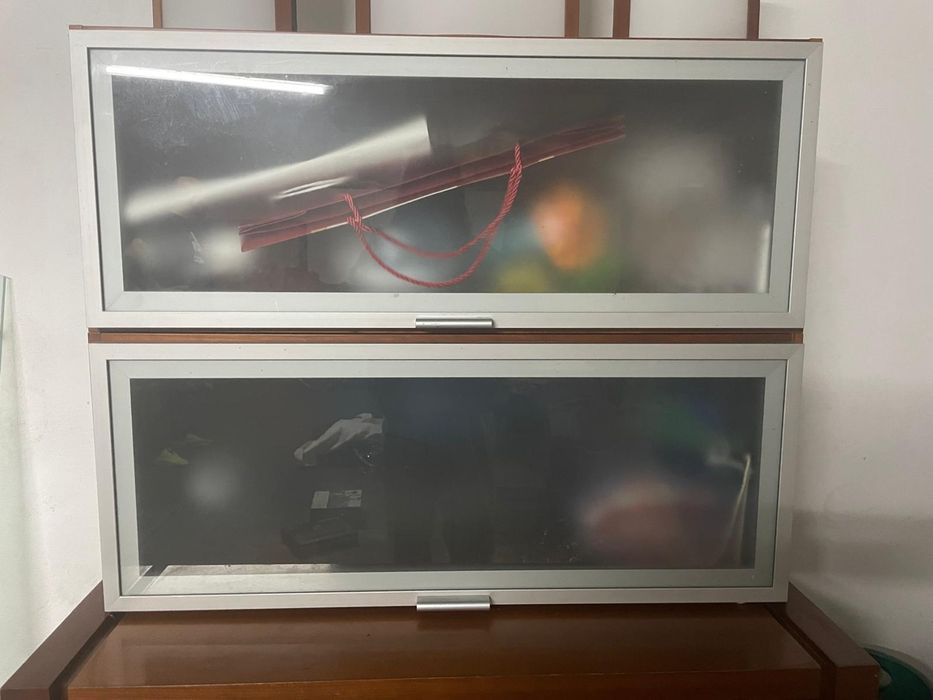 Mesa centro + móvel + prateleiras fechadas + candeeiros