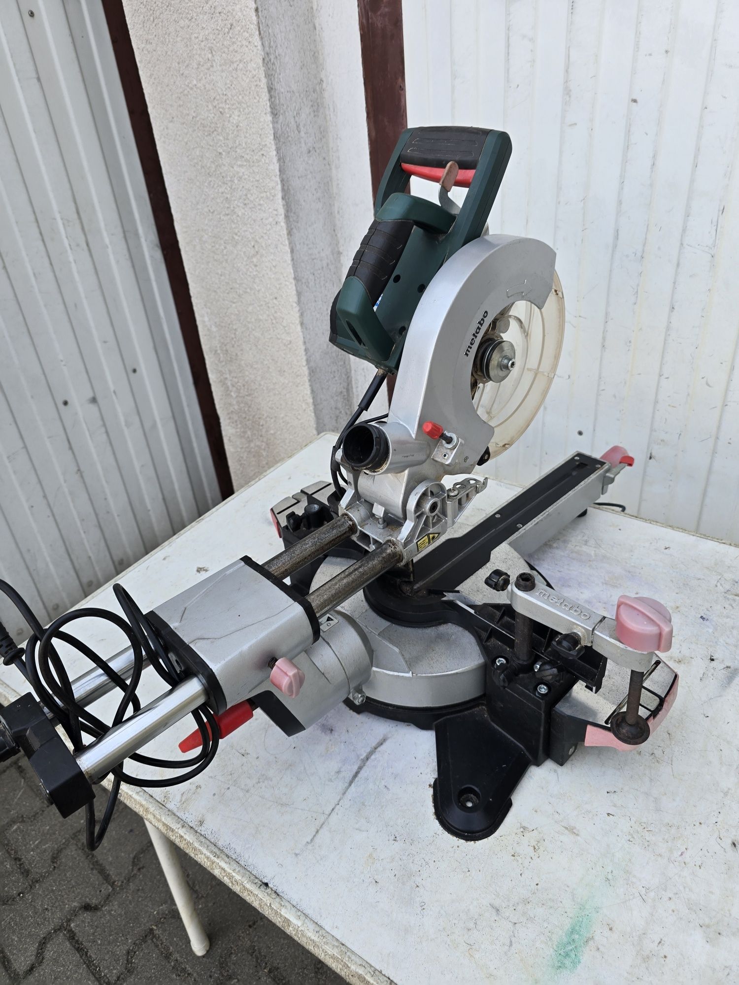 Piła łukośna z posuwem Metabo 1500 W