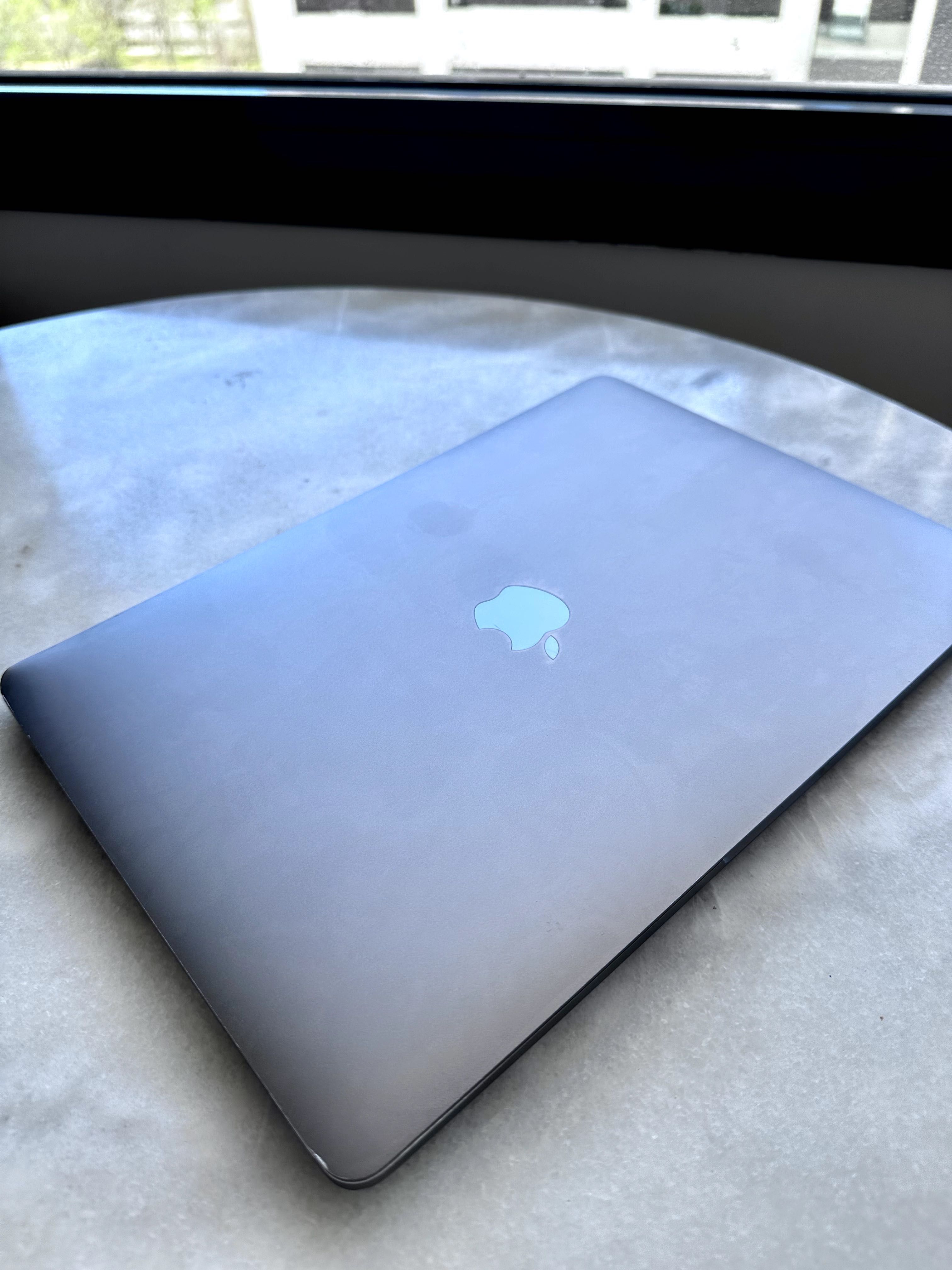 MacBook Pro 2017 Retina с Touch Bar (A1706)