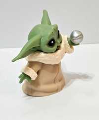 Gwiezdne Wojny Baby Yoda trzymający kulę , figurka