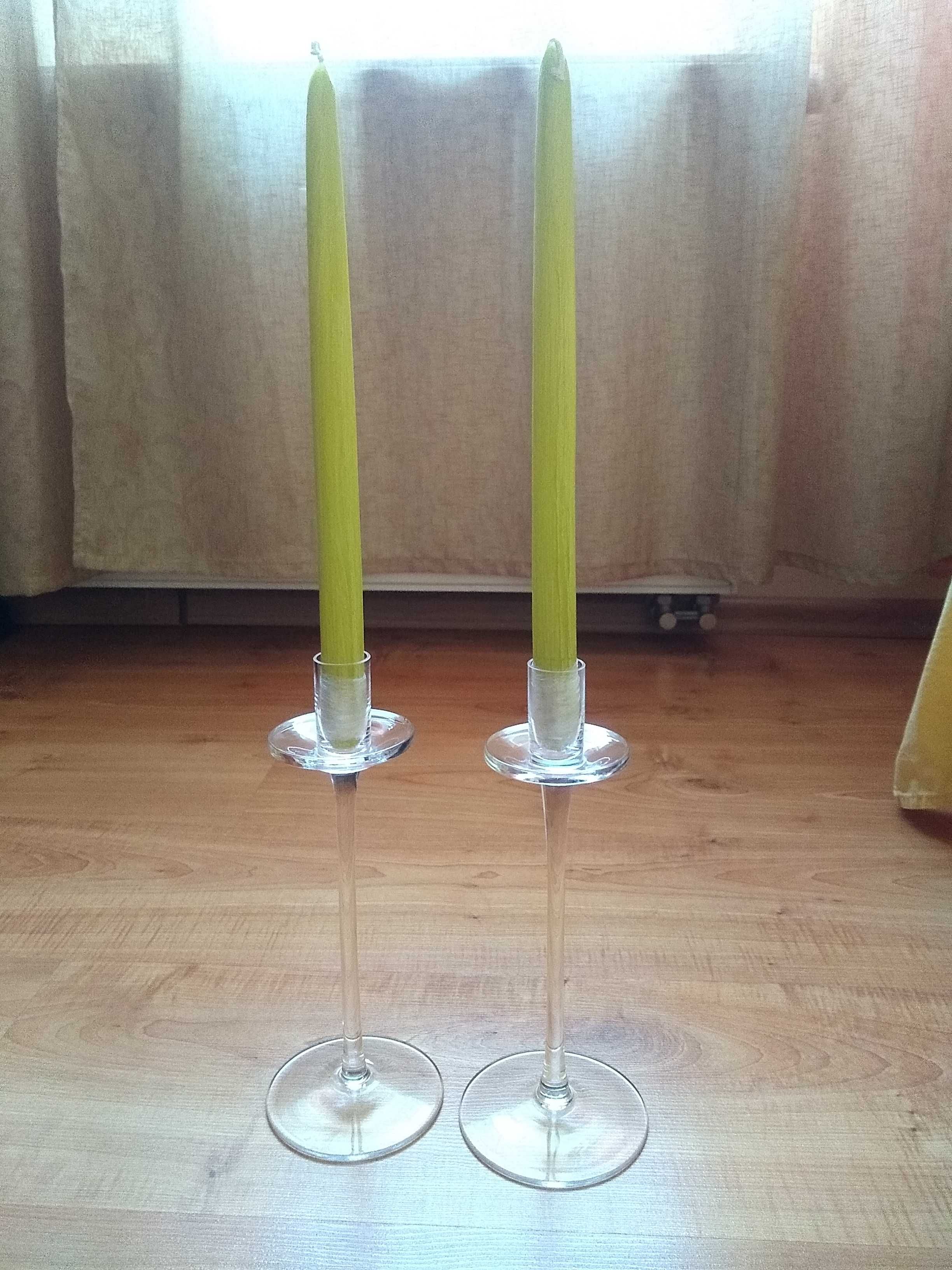 Dwa świeczniki szklane z dodatkowymi świecami, nowoczesny design