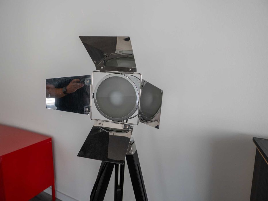 Candeeiro formato luz cinema - decoração em perfeito funcionamento