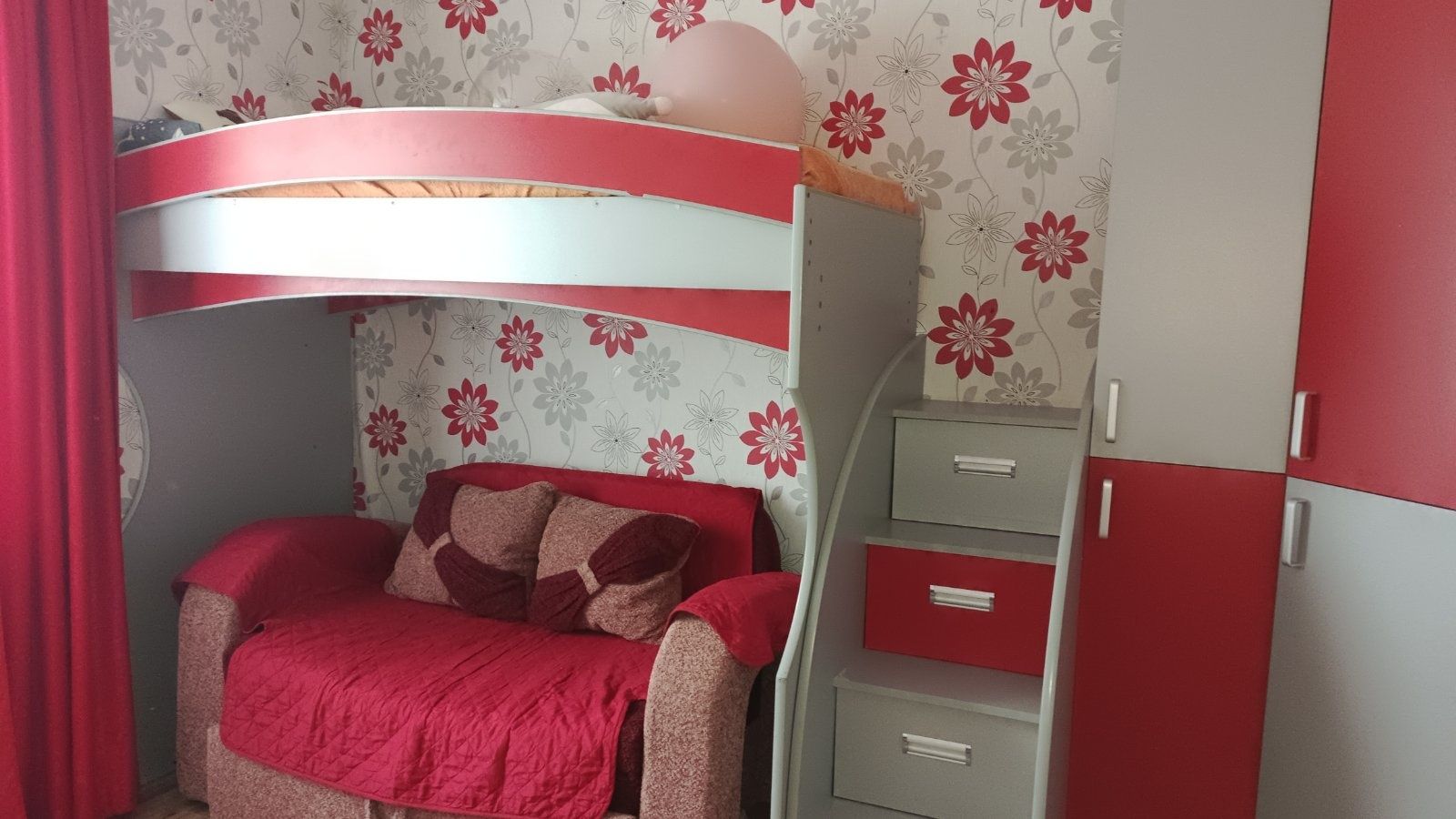 Продам двохповерхове дитяче ліжко, знизу диван, і шафу.