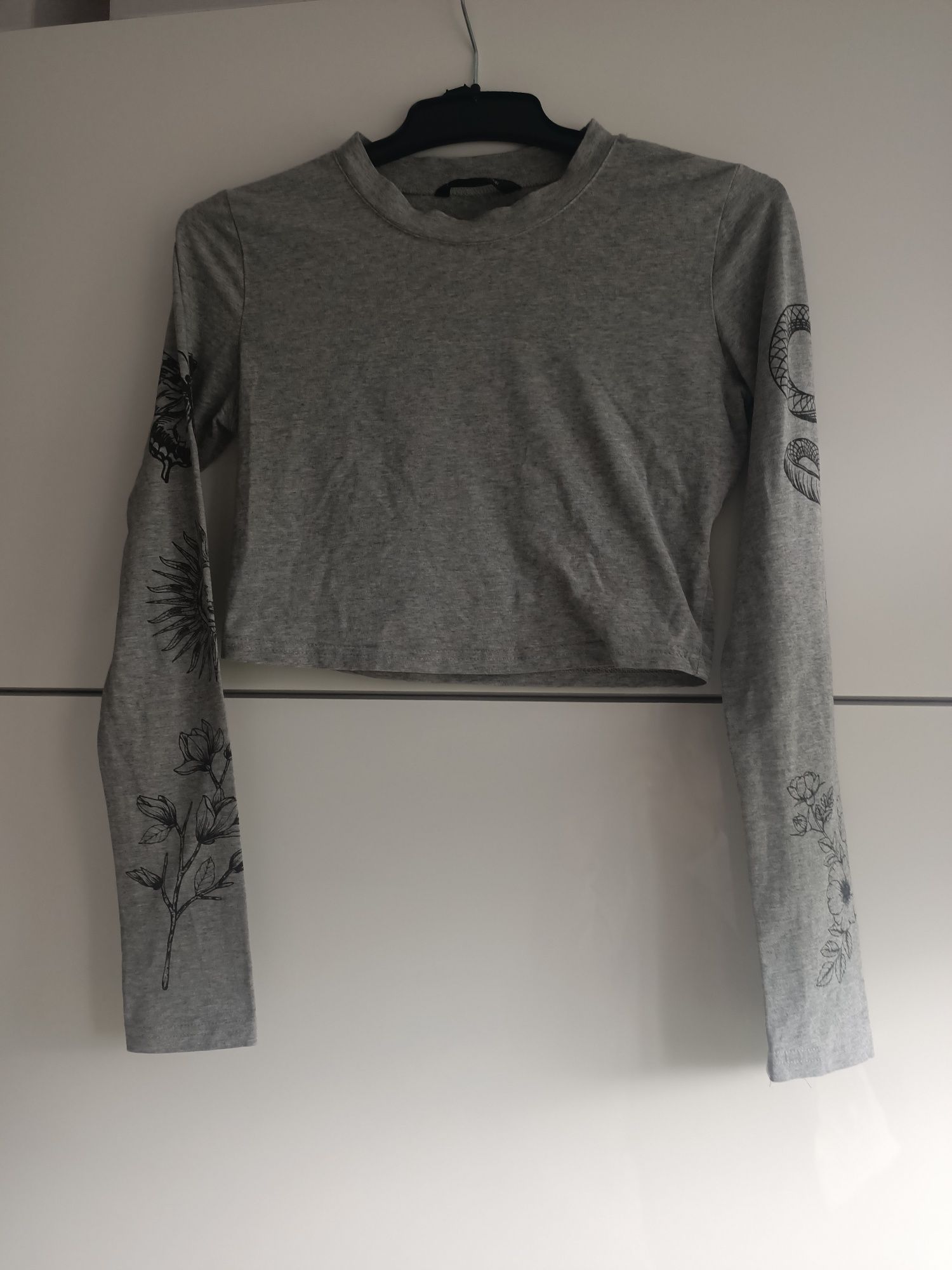 Cropp top wzory na rękawach