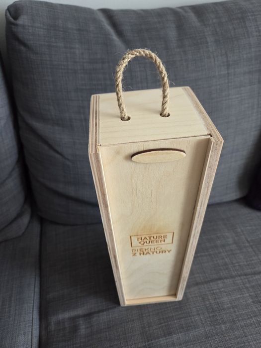 Drewniana skrzynka pojemnik na wino na prezent