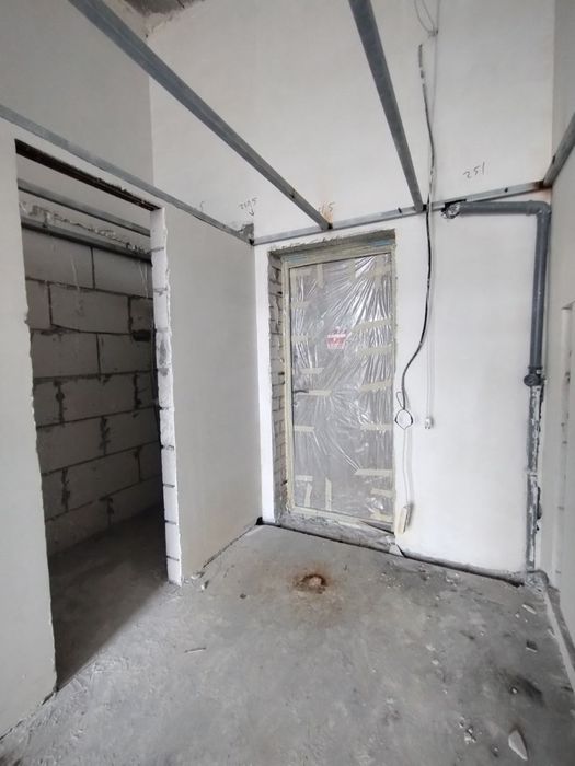 Продам квартиру з чорновим ремонтом м. Академіка Павлова