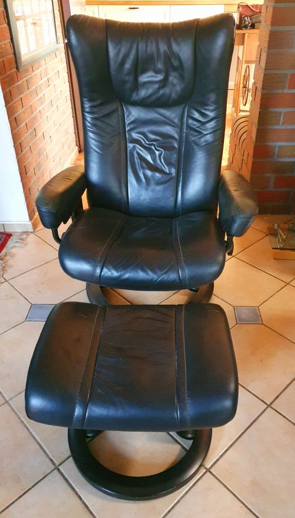 Skórzany fotel z podnóżkiem Stressless Ekornes, leniuch, relax