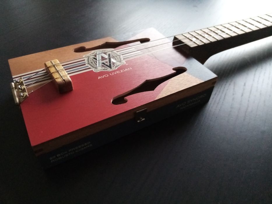 Guitarra de caixa de charutos