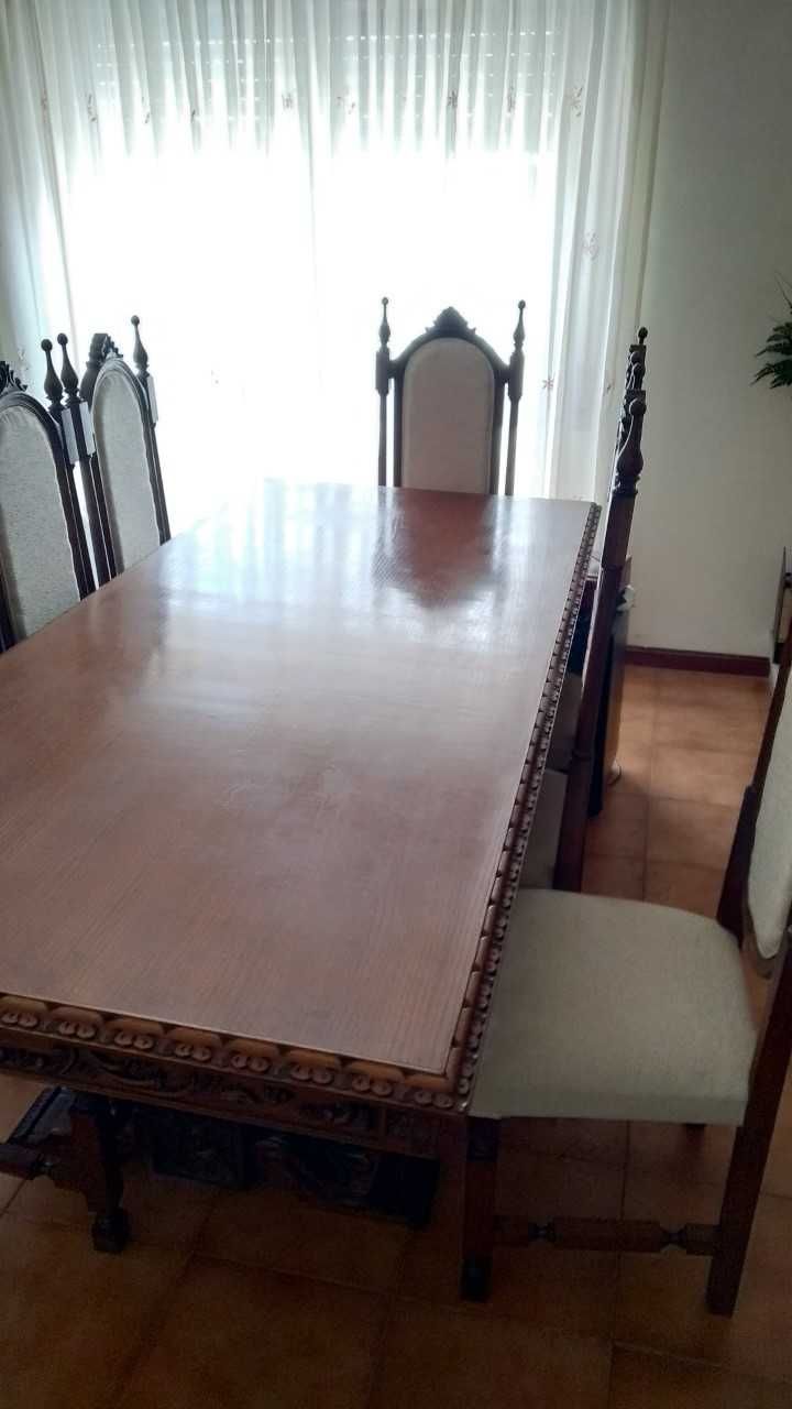 Mesa de Cozinha ou de Sala, Cadeiras e um Armário Duplo