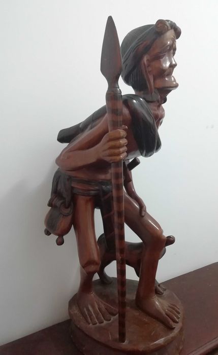 Escultura de caçador ancião com o seu cão- Madeira oriental