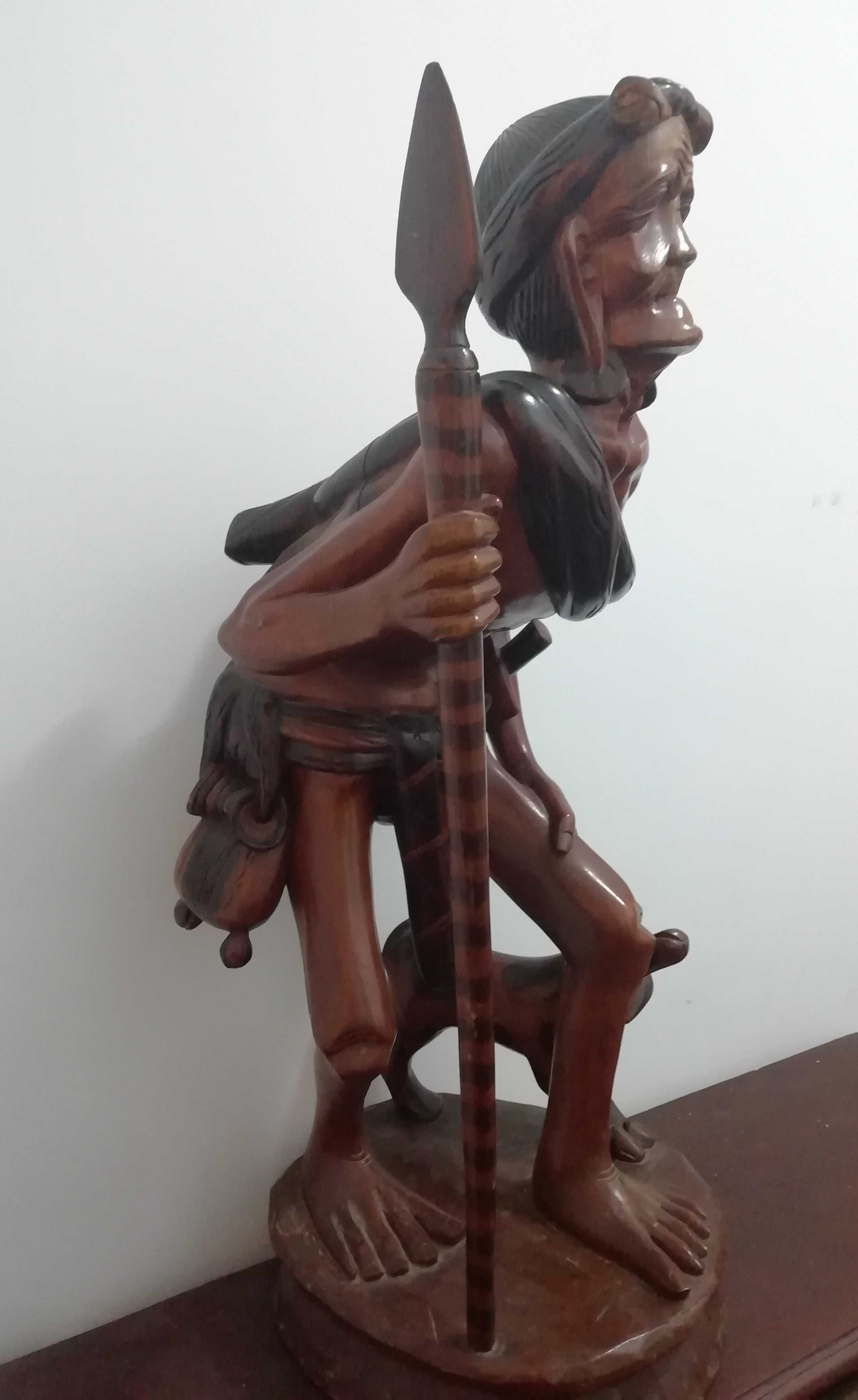 Escultura de caçador ansião com o seu cão- Madeira oriental